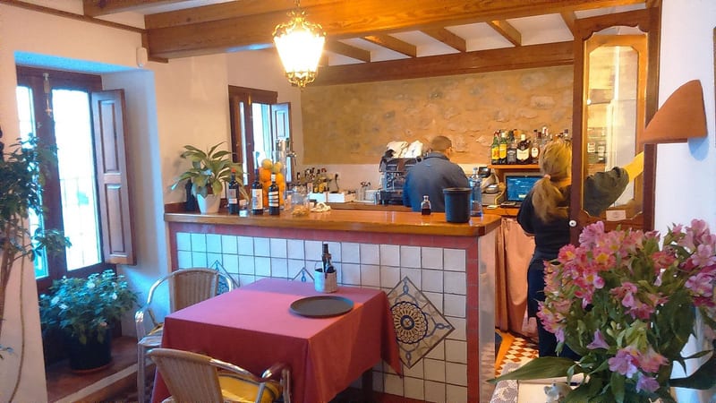 La barra del restaurant amb revestiment de rajola