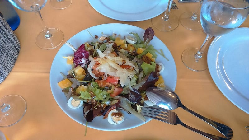 Amanida de la casa amb formatge i fruits secs