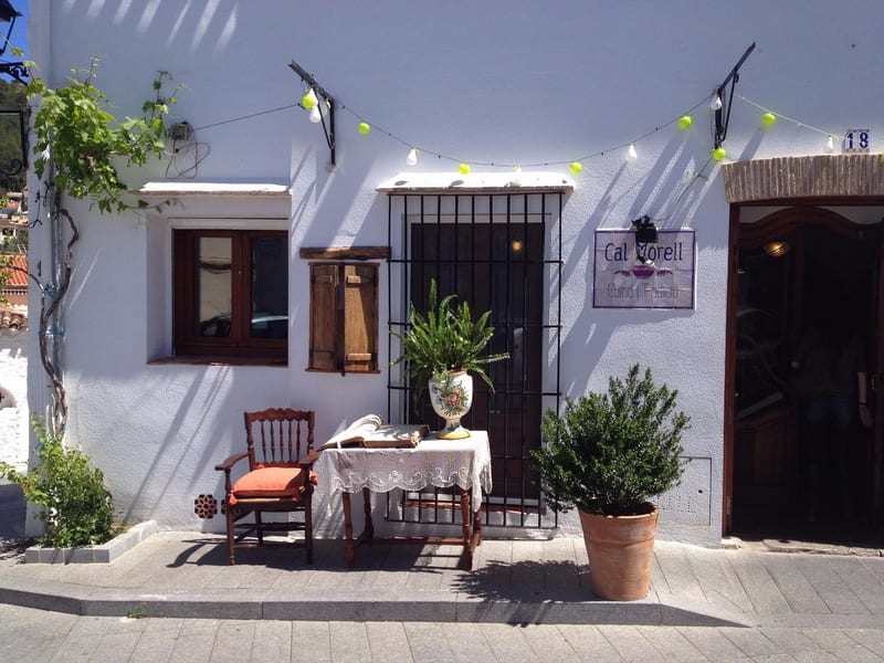 Façana de Cal Morell amb una taula a la terrassa